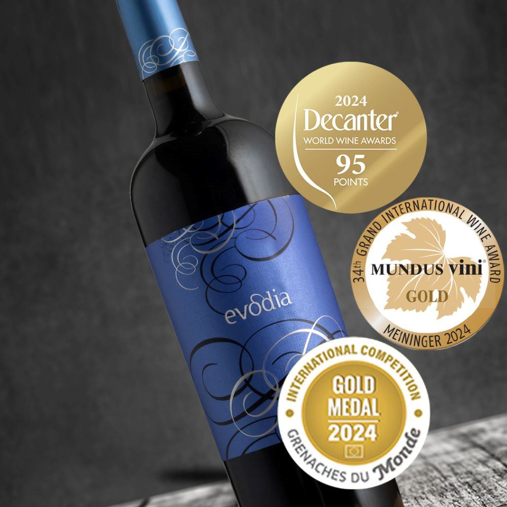 Botella de Vino evodia con las pegatinas de sus premios y reconocimientos.