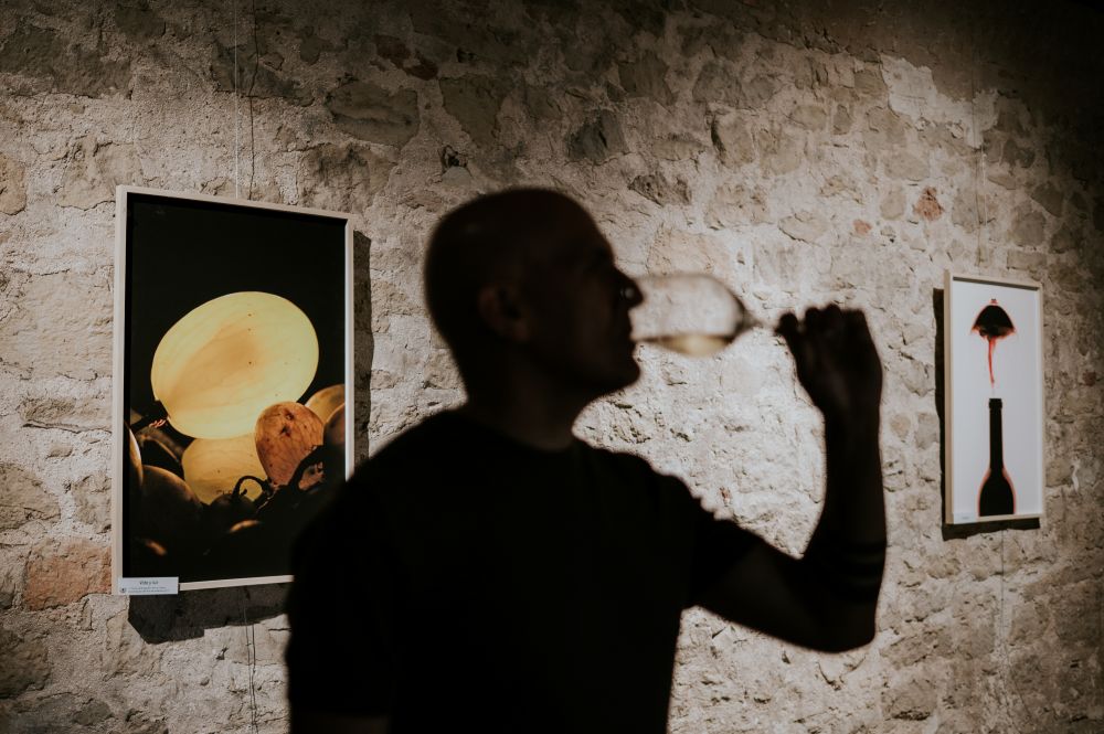 Los sueños del vino, exposición de Juan Miguel Ortuño en Bodegas Franco-Españolas
