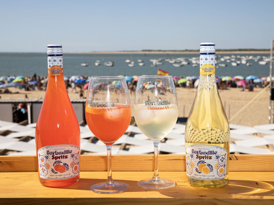 Botellas de Barbadillo Spritz Bitter Orange y Lemon Blossom frente a la playa de Sanlúcar